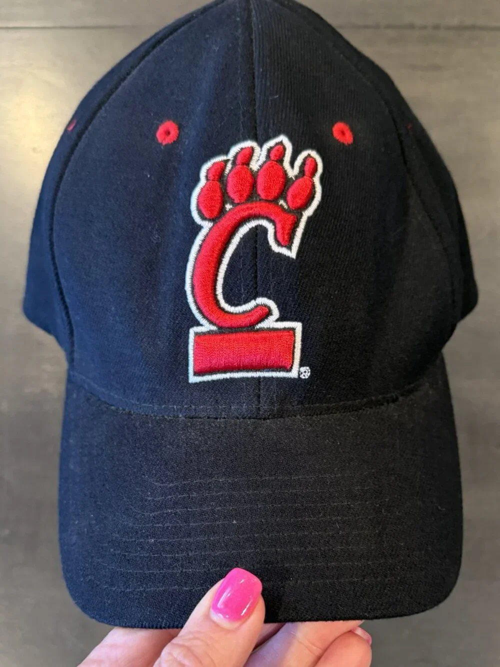 University of Cincinnati Bearcats Zephyr Black Red Hat M/L Fitted Cap